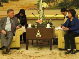 怕黑客竊聽-英國禁止內(nèi)閣大臣戴蘋果手表參加會議