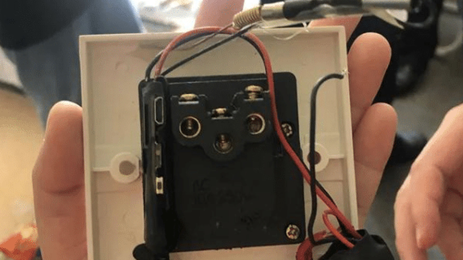 入住半年，房間內(nèi)發(fā)現(xiàn)針孔攝像頭，32G存儲卡內(nèi)含上千條拍攝視頻