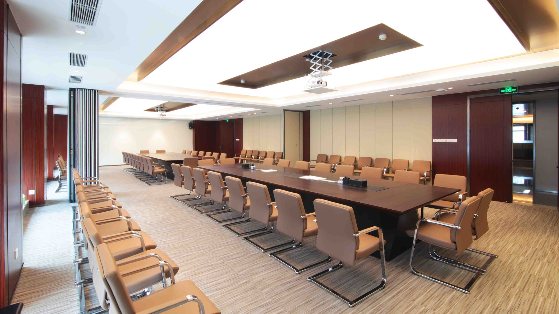 手機信號屏蔽器和手機信號屏蔽柜那種設備更適合會議室？