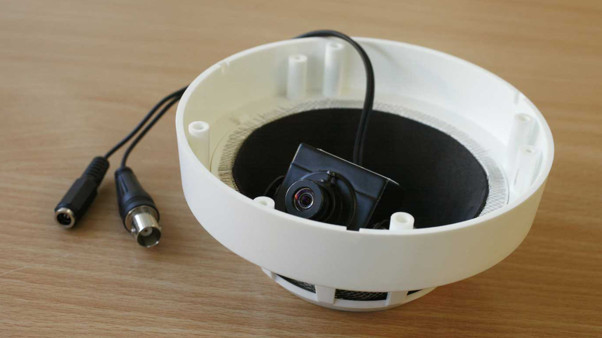 英國大臣辦公室偷情擁吻 全程被偷拍卻渾然不知